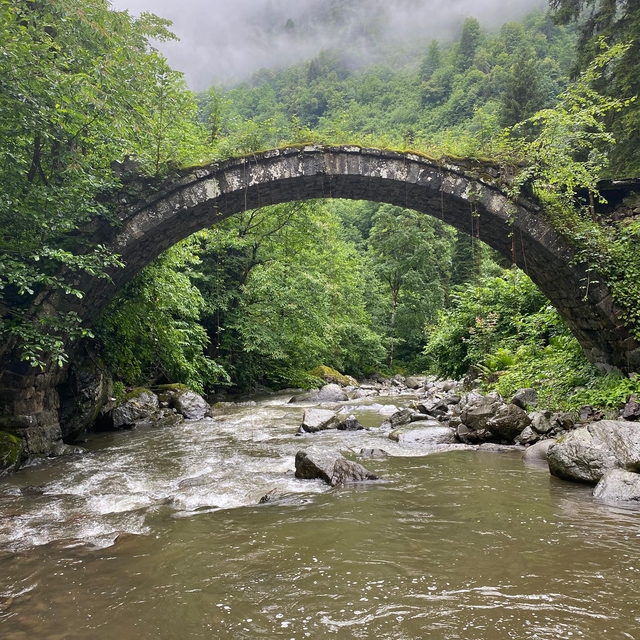 Asırlara meydan okuyan tarihi taş köprü selde yıkıldı