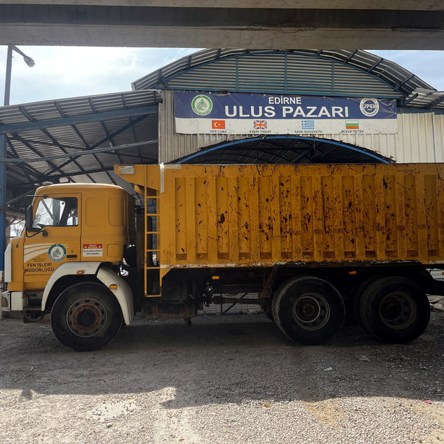 Edirne'de turistlerin uğrak noktası Ulus Pazarı kapatıldı, kapısına kamyon...