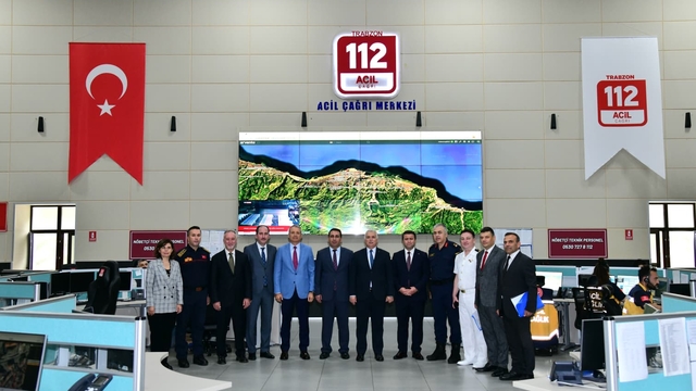 Trabzon Valisi Yıldırım 112 Acil Çağrı Merkezi'ni ziyaret etti
