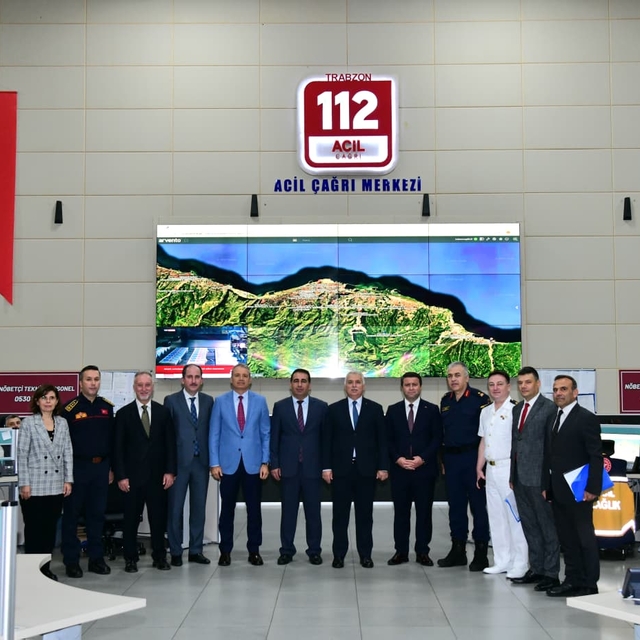 Trabzon Valisi Yıldırım 112 Acil Çağrı Merkezi'ni ziyaret etti