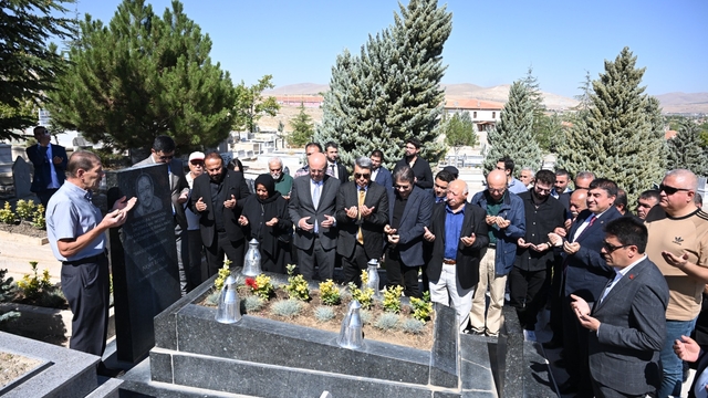 Neşet Ertaş, Kırşehir'deki mezarı başında anıldı