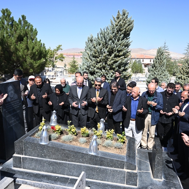 Neşet Ertaş, Kırşehir'deki mezarı başında anıldı