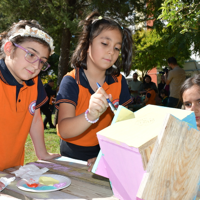 Batman'da ilkokul öğrencilerine yönelik kuş yuvası boyama etkinliği düzenle...