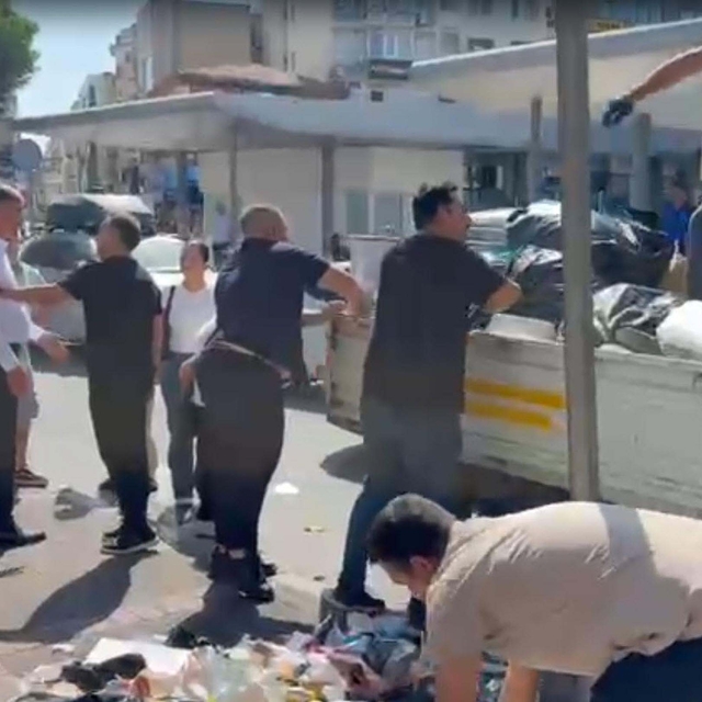 İzmir'de çöp yığınları tepkiye neden oldu (2)