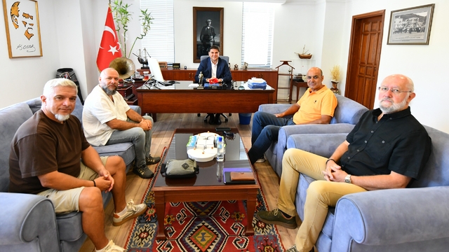 Fethiye'de yamaç paraşütü pilotları, Belediye Başkanı Karaca'yı ziyaret etti