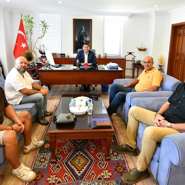 Fethiye'de yamaç paraşütü pilotları, Belediye Başkanı Karaca'yı ziyaret ett...