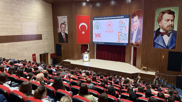 Tekirdağ polisi üniversite öğrencilerine uyuşturucunun zararlarını anlatıyor