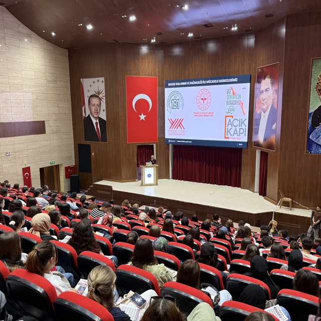 Tekirdağ polisi üniversite öğrencilerine uyuşturucunun zararlarını anlatıyo...