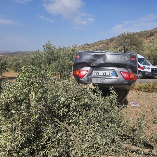 Hatay'da takla atan otomobildeki 3 kişi yaralandı