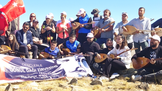 Halk ozanı Neşet Ertaş, 40 saz eşliğinde 1840 rakımlı Gönül Dağı'nda anıldı