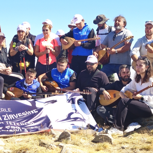 Halk ozanı Neşet Ertaş, 40 saz eşliğinde 1840 rakımlı Gönül Dağı'nda anıldı