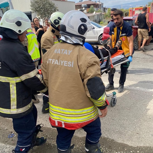 Hatay'da iki otomobilin çarpıştığı kazada 6 kişi yaralandı