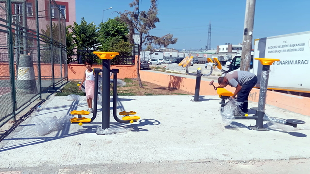 Mersin'in Akdeniz ilçesinde park ve yeşil alanlarda çalışmalar sürüyor