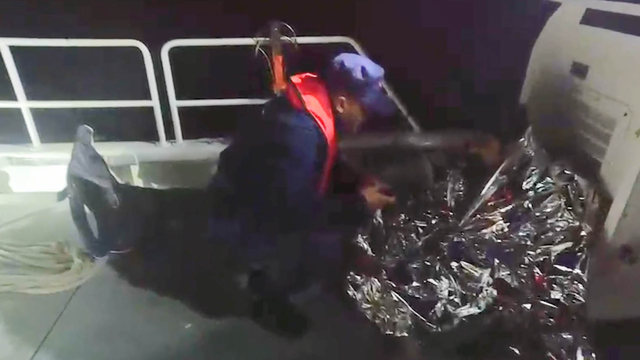 Teknesi alabora olan balıkçıyı Sahil Güvenlik ekibi kurtardı