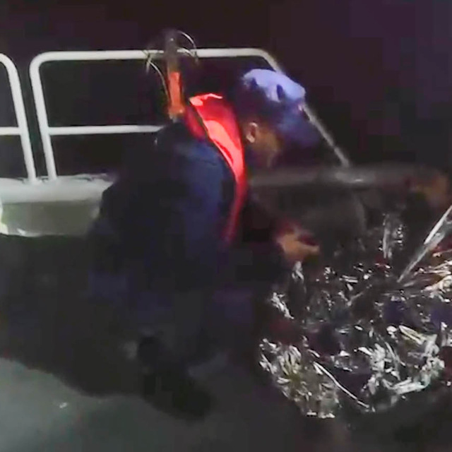 Teknesi alabora olan balıkçıyı Sahil Güvenlik ekibi kurtardı