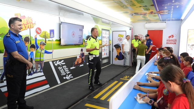 Edirne'de öğrencilere "Mobil Trafik Eğitim Tırı"nda eğitim verildi