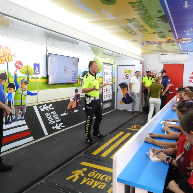 Edirne'de öğrencilere "Mobil Trafik Eğitim Tırı"nda eğitim verildi