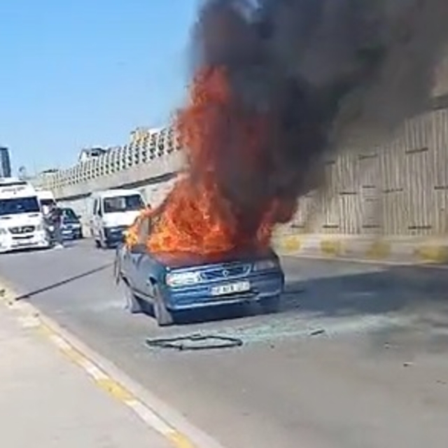 Sivas'ta otomobil alev aldı; sürücü yaralandı