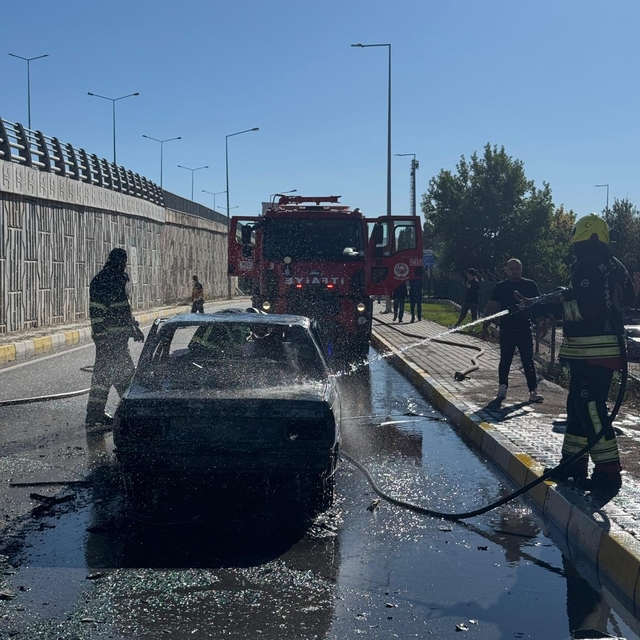 Sivas'ta seyir halindeki otomobilde çıkan yangında sürücü yaralandı