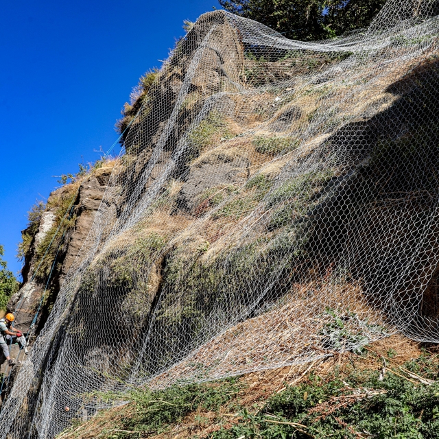 Bitlis'te bazı yollara kaya düşme riskine karşı çelik ağlarla önlem alındı