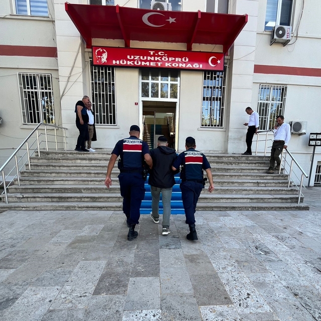 Edirne'de yurt dışına kaçmaya çalışırken yakalanan 2 kişiden biri tutukland...