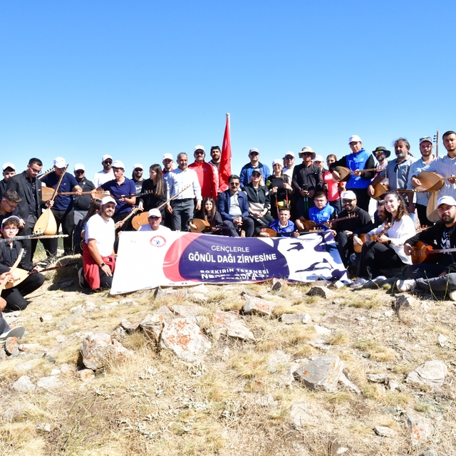 Neşet Ertaş, Kırşehir'deki mezarı başında anıldı (2)