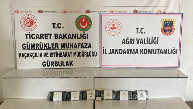 Gürbulak Gümrük Kapısı'nda bir tırın dorsesinde 3 kilo 798 gram uyuşturucu ele geçirildi