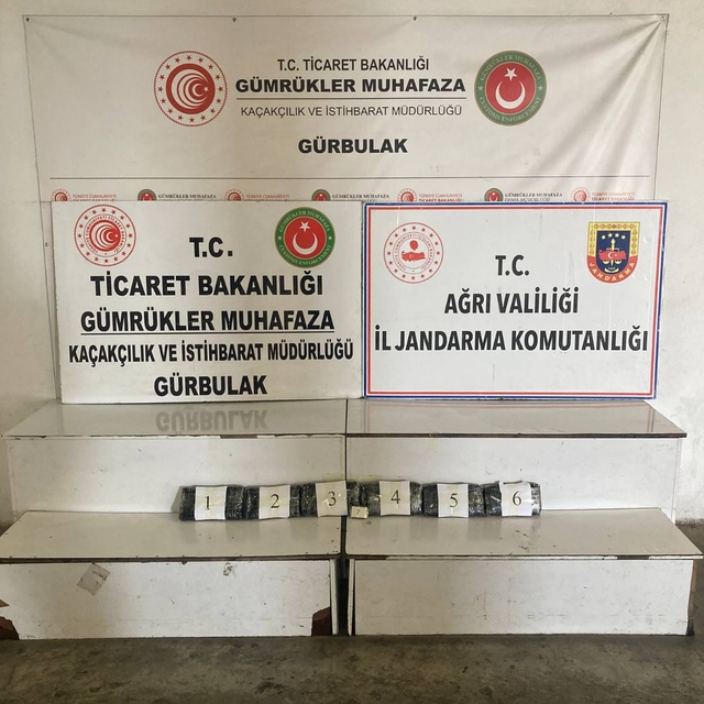 Gürbulak Gümrük Kapısı'nda bir tırın dorsesinde 3 kilo 798 gram uyuşturucu...