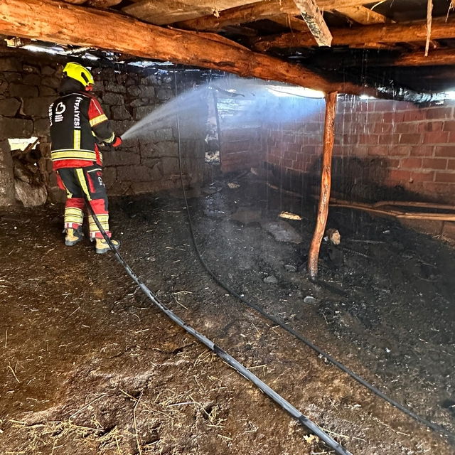 Balıkesir'de ahırda çıkan yangın söndürüldü