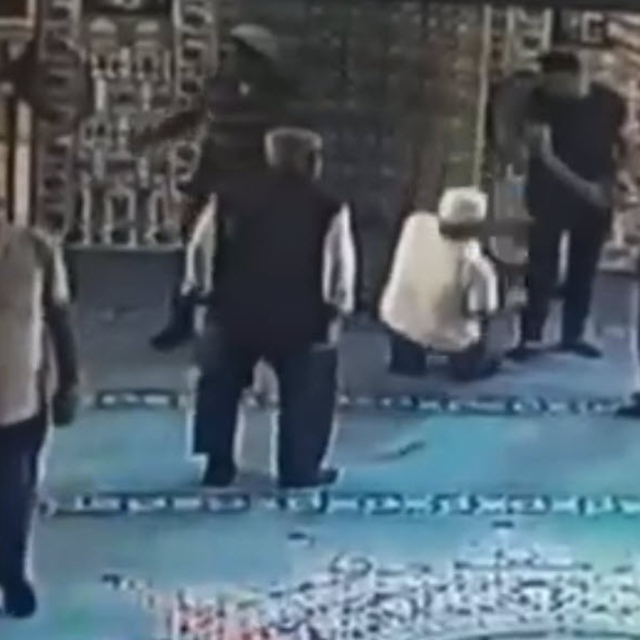 Namaz sonrası fenalaştığı o anlar kamerada