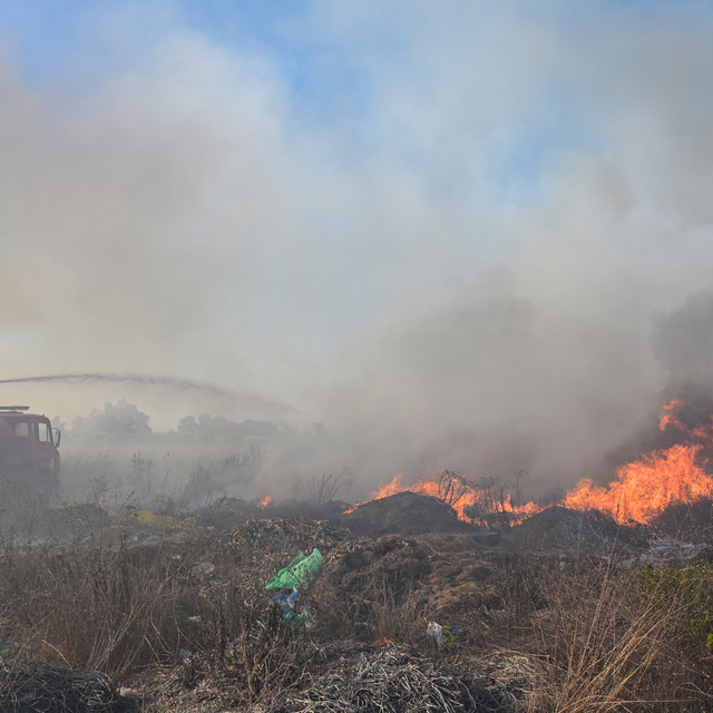 Antalya'da çöp ve molozların olduğu alanda çıkan yangın söndürüldü