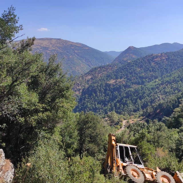 Manisa'da uçuruma yuvarlanan iş makinesinin operatörü yaşamını yitirdi