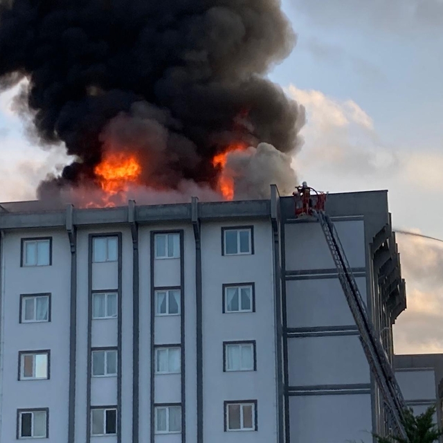 8 katlı binanın çatısı, yalıtım ve kaplamanın ardından yandı