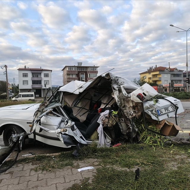 Samsun'da kamyonet ile otomobilin çarpışması sonucu 4 kişi yaralandı