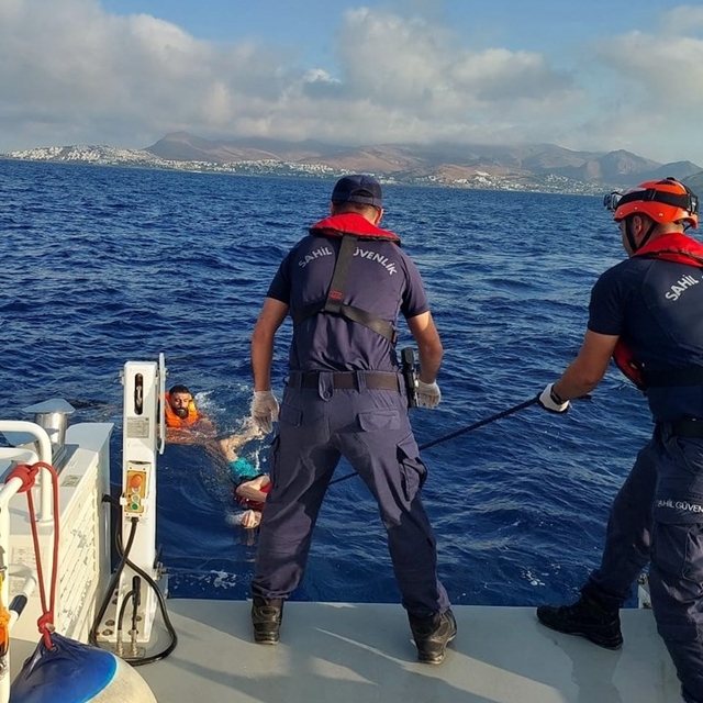 Bodrum açıklarında yüzerek yurt dışına geçmeye çalışan 5 düzensiz göçmen ya...
