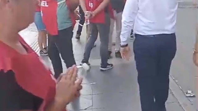 İzmir'de çöp yığınları tepkiye neden oldu (4)