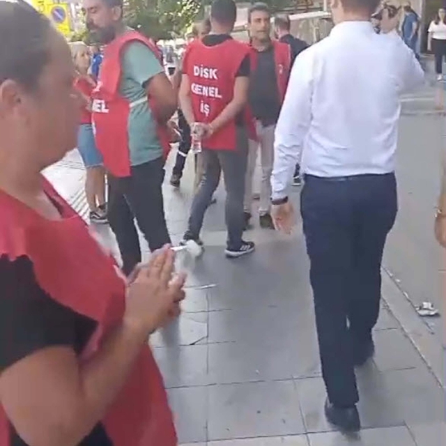 İzmir'de çöp yığınları tepkiye neden oldu (4)