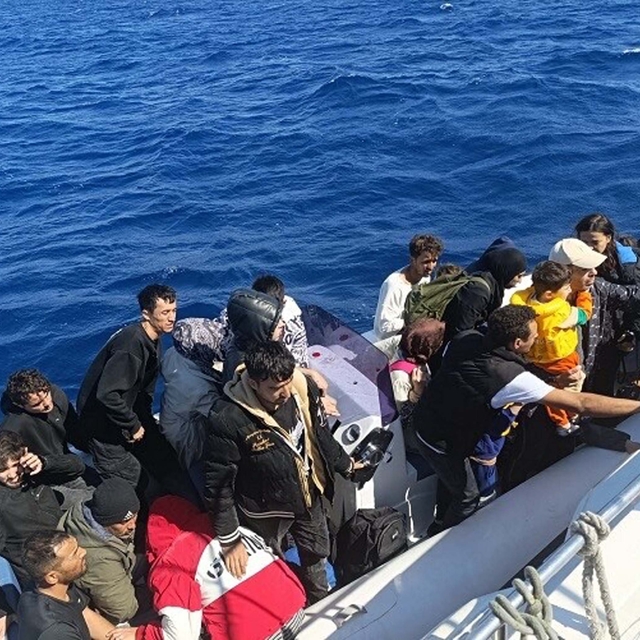 Didim açıklarında düzensiz göçmenleri taşıyan bot battı: Anne ile oğlu öldü