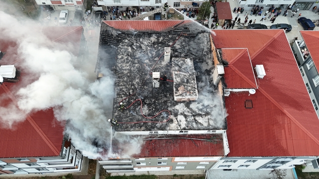 Tekirdağ'da apartmanın çatısında çıkan yangın söndürüldü