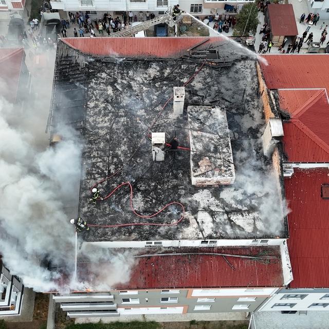 Tekirdağ'da apartmanın çatısında çıkan yangın söndürüldü