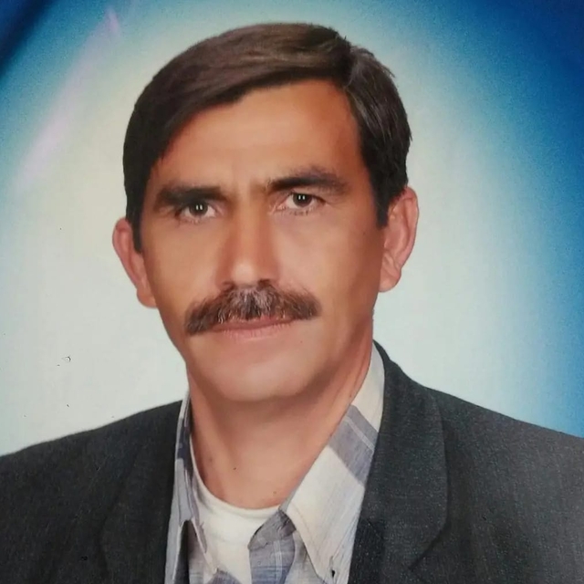 Devrilen traktörünün altında kalıp öldü