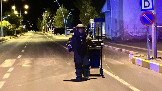 Tunceli'de otobüs durağındaki şüpheli çanta fünye ile patlatıldı
