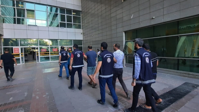 Mersin'de 14 düzensiz göçmen yakalandı