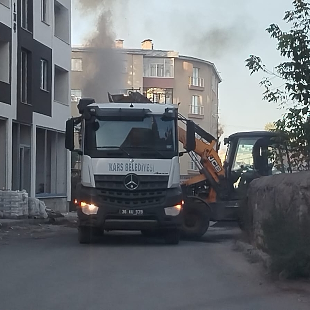 Kars'ta çöp kamyonu kasasında çıkan yangını kepçe operatörü kumla söndürdü