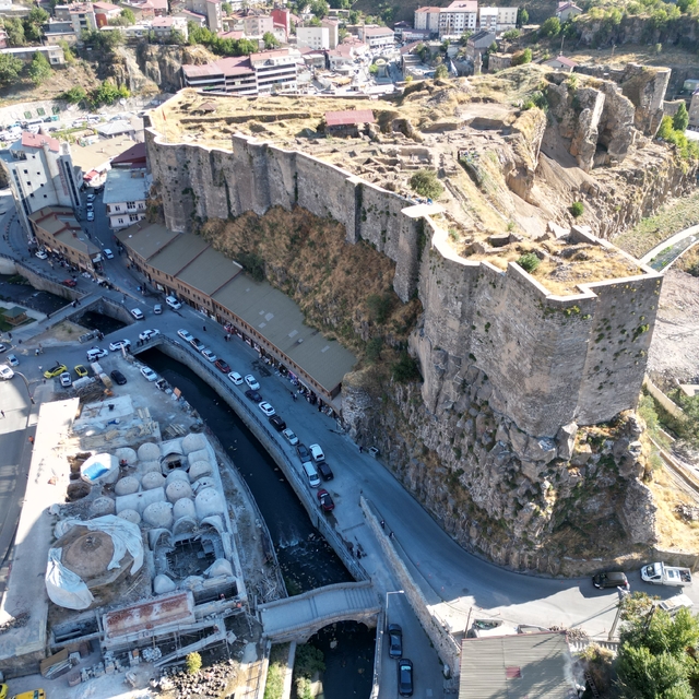 Bitlis Kalesi'ndeki kazılarda tuğla zemin ve kalenin anahtarı bulundu