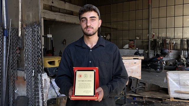 Isparta'da "ilin çırağı"na plaket verildi