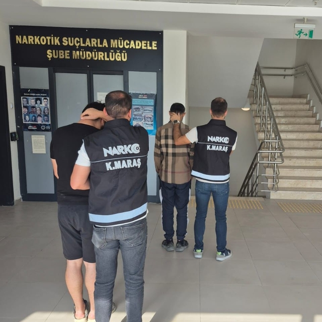 Kahramanmaraş'ta uyuşturucu operasyonunda yakalanan 2 zanlıdan 1'i tutuklan...