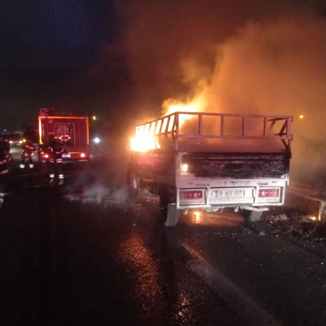 Hatay'da seyir halindeki pikapta çıkan yangın söndürüldü