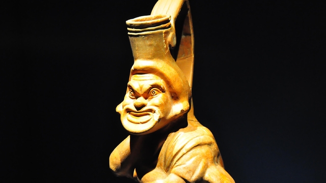 Aigai'de ortaya çıkan maskeli oyuncu tasvirli 1800 yıllık vazo sergide