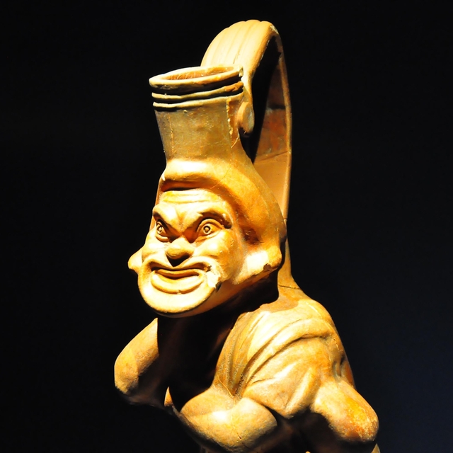 Aigai'de ortaya çıkan maskeli oyuncu tasvirli 1800 yıllık vazo sergide